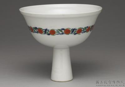 图片[2]-Stem bowl with decoration of flowers and birds in wucai polychrome enamels on a white ground, Qing dynasty (1644-1911)-China Archive